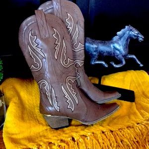 Cute cowgirl boots with leopard lining size 9 ! Brand new without tags 🤩